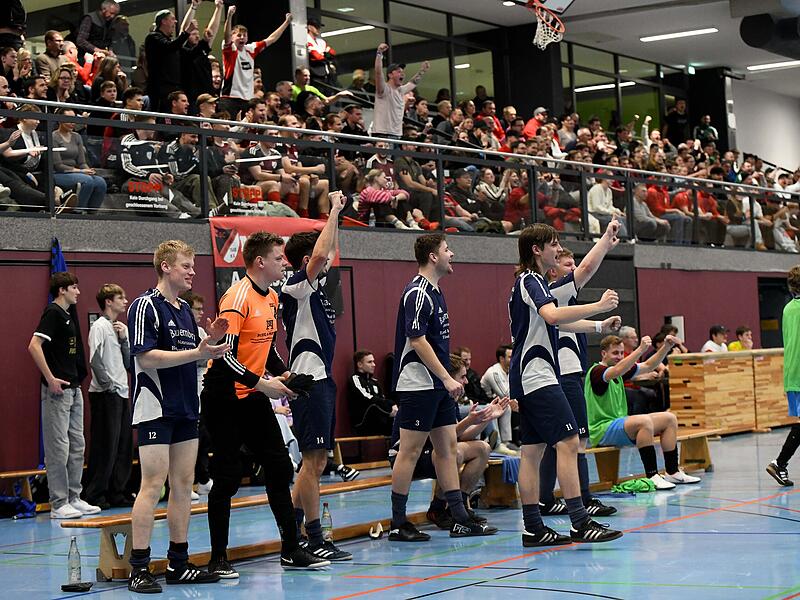 Ausgelassene Freude beim SV Fatschenbrunn und den Anh&auml;ngern auf der Trib&uuml;ne.