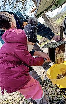 Die Kinder packten bei der Nistkastenreinigung mit an.