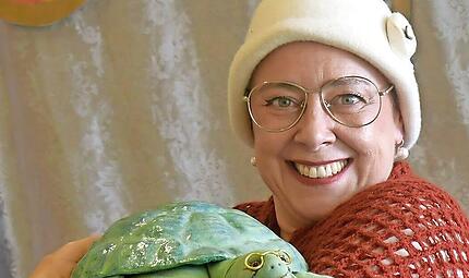 &bdquo;Happy Birthday, Agathe!&ldquo; &ndash; Oma Hermine erz&auml;hlte die Geschichte &uuml;ber den Geburtstag, an dem die Schildkr&ouml;tendame Agathe wie verr&uuml;ckt aufgeregt war.