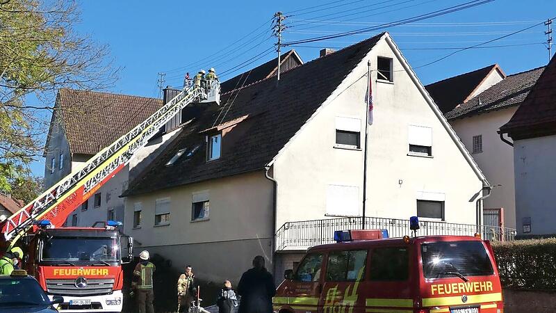 In diesem Wohnhaus in Ostheim brannte es am Sonntag.
