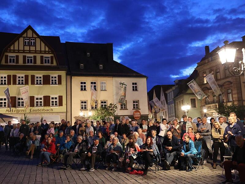 Der Marktplatz war in goldenes Licht getaucht, die Zuhörer lauschten andächtig.
