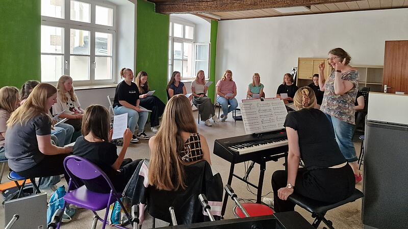 Chorprobe des Jugendchors CHORisma im Jugendraum in Stangenroth mit Chorleiterin Antje Kopp.
