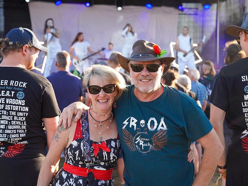 Renate und Steve Iorio, hier auf dem Sinner Rock im vergangenen Jahr, freuen sich darauf, mit allen Besucherinnen und Besuchern abzurocken. Renate und Steve Iorio, hier auf dem Sinner Rock im vergangenen Jahr, freuen sich darauf, mit allen Besucherinnen und Besuchern abzurocken.