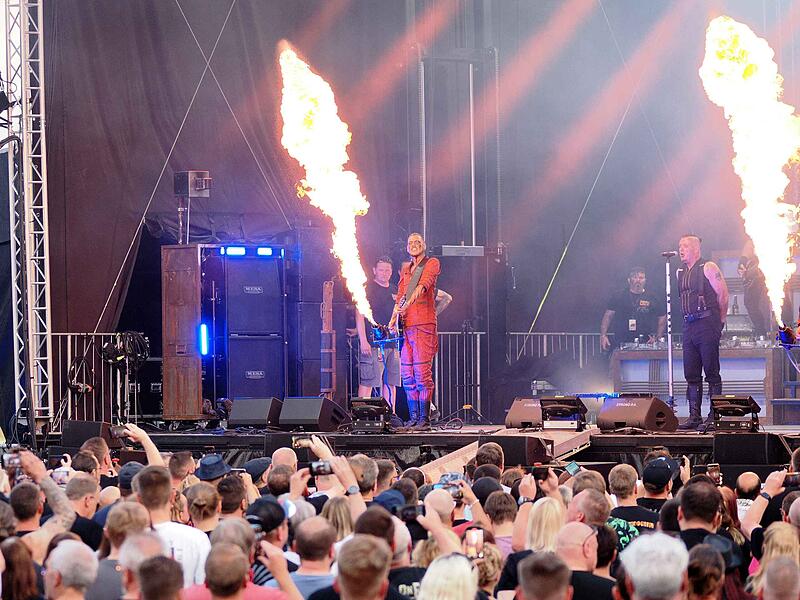 Die Rammstein-Tribute-Band live auf dem Gel&auml;nde der KulturfabrikStahlzeit am 18. Juni in Cortendorf