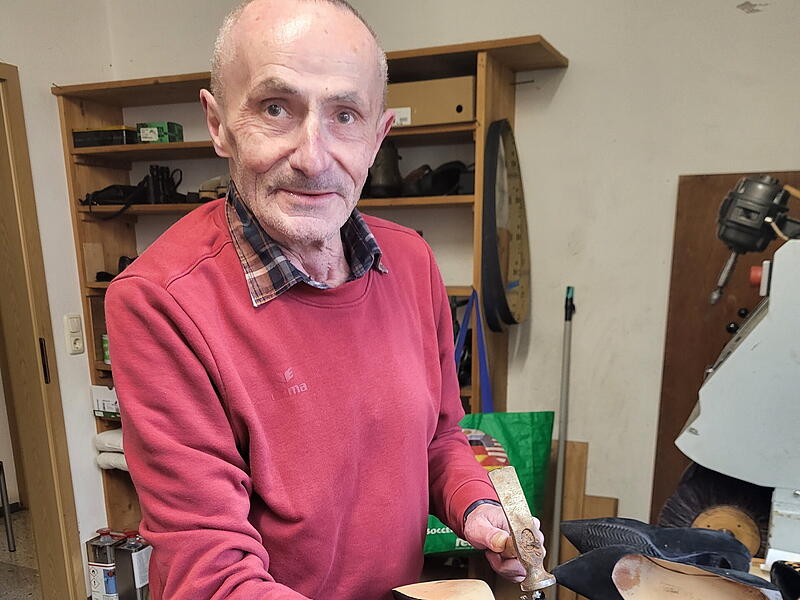 Täglich stand Dieter Stumpf in seiner Werkstatt, um Kundenschuhe und viele andere Gegenstände zu reparieren.