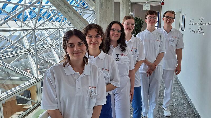 Diese sechs Finalistinnen und Finalisten hatten sich f&uuml;r die Deutschen Meisterschaften im Skill Gesundheits-und Sozialbetreuung in Bamberg qualifiziert (v.l.: Letizia Lenz, Maria Shamisdin, Anna Telle, Nele Paschen, Lara Hinrichsen und Moritz Lilienthal)