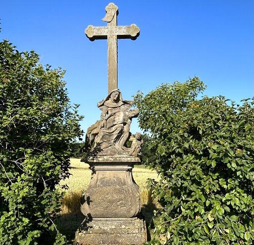 Eines von vielen bemerkenswerten Steindenkmälern in Wermerichshausen, eine ausdrucksstarke Pietá-Gruppe. Eines von vielen bemerkenswerten Steindenkmälern in Wermerichshausen, eine ausdrucksstarke Pietá-Gruppe.