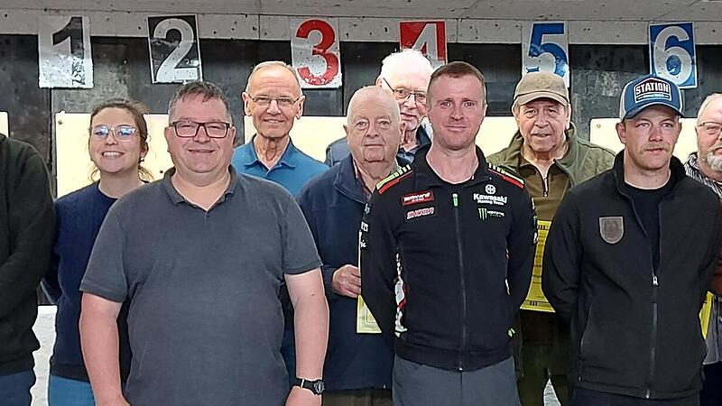 Ehrungen und Neuwahlen bei den Freihandschützen: G. Fröhlich, J. Sünkel, M. Haupt, J. Falkenberg, K. Müller, G. Kaiser, G. Schlott, M. Clauß, W. Zenglein, K. Schölzke, D. Göbel, D. Rentzsch, T. Heimüller und A. Haupt. Ehrungen und Neuwahlen bei den Freihandschützen: G. Fröhlich, J. Sünkel, M. Haupt, J. Falkenberg, K. Müller, G. Kaiser, G. Schlott, M. Clauß, W. Zenglein, K. Schölzke, D. Göbel, D. Rentzsch, T. Heimüller und A. Haupt.