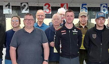 Ehrungen und Neuwahlen bei den Freihandsch&uuml;tzen: G. Fr&ouml;hlich, J. S&uuml;nkel, M. Haupt, J. Falkenberg, K. M&uuml;ller, G. Kaiser, G. Schlott, M. Clau&szlig;, W. Zenglein, K. Sch&ouml;lzke, D. G&ouml;bel, D. Rentzsch, T. Heim&uuml;ller und A. Haupt.