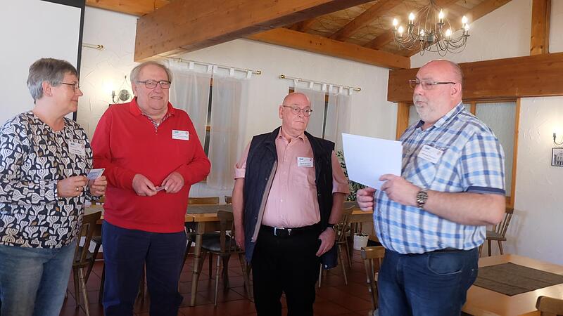 Die Ehrenamtskarte hat es für (von links) Helga Minks, Philipp Bauernschubert, Rainer Krauser gegeben, überreicht vom Vorsitzenden Michael Gerlach. Die Ehrenamtskarte hat es für (von links) Helga Minks, Philipp Bauernschubert, Rainer Krauser gegeben, überreicht vom Vorsitzenden Michael Gerlach.