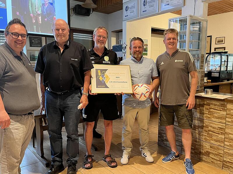 Die „Goldene Raute mit Ähre“ ist die Auszeichnung für vorbildliche Vereinsarbeit, die der FC Hammelburg leistet. Dazu beglückwünschten (von links) Andreas Vogler, Rainer Lochmüller und (rechts) Harald Friedrich den Vereinsrepräsentanten Martin Sta...