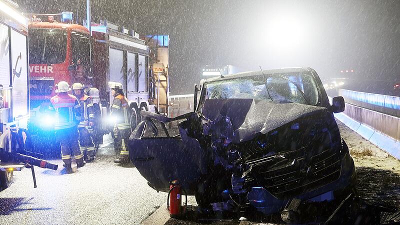 Kleintransporter mit sieben Insassen prallt gegen Lastwagen