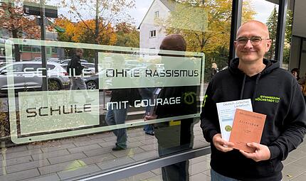 Studiendirektor Christian Pl&auml;tzer hat den Projekttag &bdquo;Ich werde Zeitzeuge" am Gymnasium H&ouml;chstadt mitorganisiert. Das Gymnasium ist Teil des Netzwerks &bdquo;Schule ohne Rassismus-Schule mit Courage".
