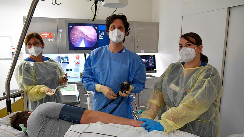 Bei Verdacht auf eine Gastroparese wird zun&auml;chst eine Magenspiegelung vorgenommen, die Prof. Dr. Felix Gundling an einem Patienten durchf&uuml;hrt, um andere Ursachen f&uuml;r die Beschwerden auszuschlie&szlig;en.