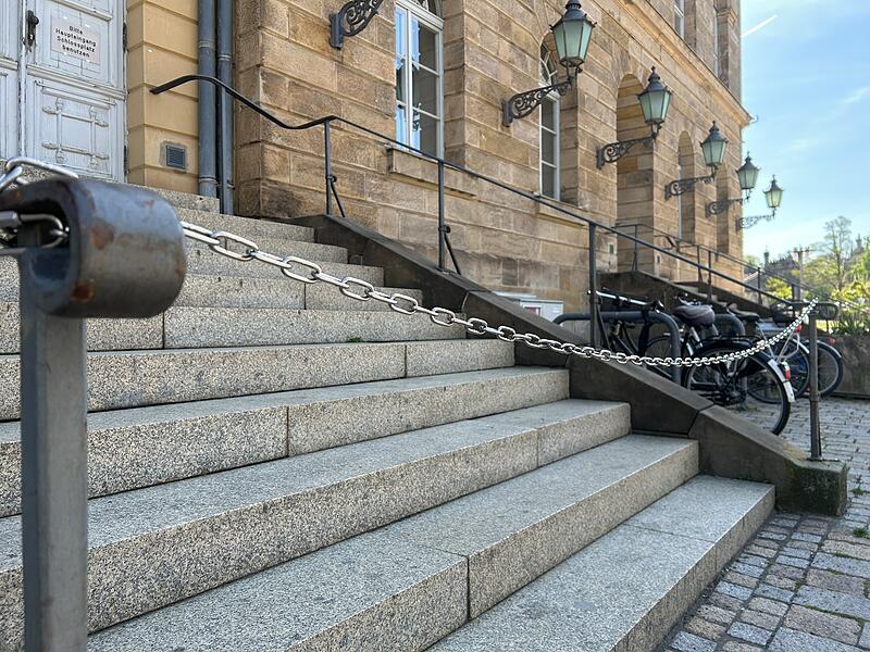 Ketten am Coburger LandestheaterKetten am Coburger Landestheater Ketten versperren die Treppen am Coburger Landestheater.