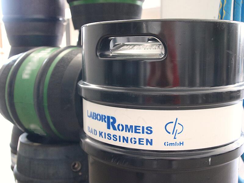 Brauwettbewerb am Institut Romeis In der institutseigenen Brauerei lagern Fässer mit dem Institutslogo.