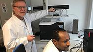 Wieland Voigt (links) und Laborleiter Tessema Mekonnen bei der Analysearbeit in der Krankenhausstraße 8Forchheim & Fränkische Schweiz