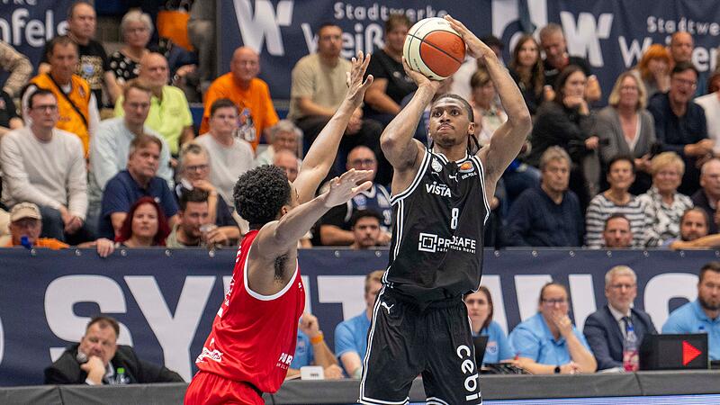 DeMarcus Demonia beim Dreierversuch. Der Wei&szlig;enfelser RJ Gunn kommt zu sp&auml;t.