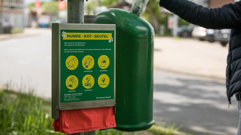 Ein Spender für Hundekot-Beutel neben einem Abfalleimer. Doch viele Hundebesitzer ignorieren die Hinterlassenschaften ihrer Vierbeiner.