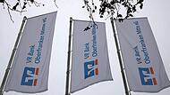 Die VR-Bank Oberfranken Mitte ist mit ihrem Geschäftsergebnis zufrieden, blickt aber skeptisch aufs EU-Parlament.