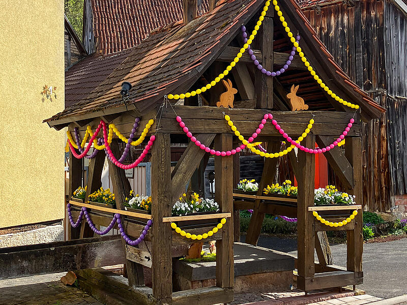 Osterbrunnen Seeshof (bei Hammelburg): geschmückt von der Familie Schottdorf