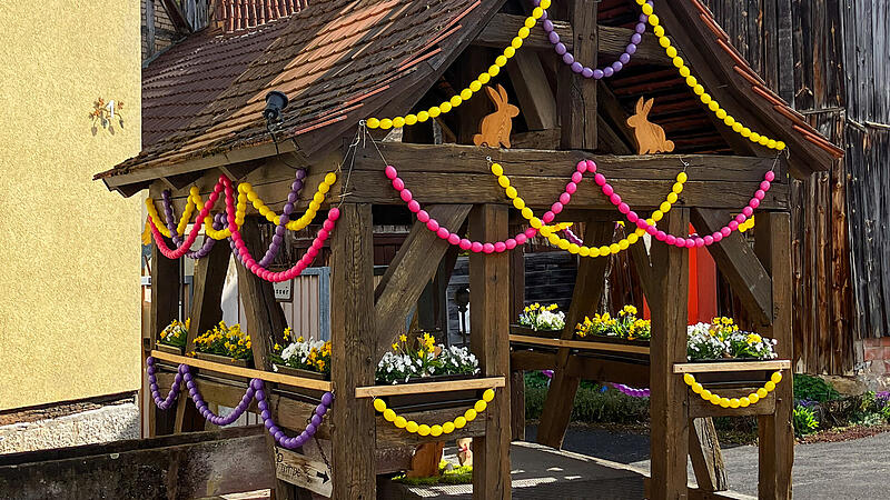 Osterbrunnen Seeshof (bei Hammelburg): geschmückt von der Familie Schottdorf