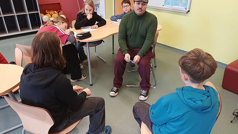 Schüler der Klasse 7d des Ernestinums interviewen Lars Jacon, Studierenden der Sozialen Arbeit, zum Thema Mobbing. Schüler der Klasse 7d des Ernestinums interviewen Lars Jacon, Studierenden der Sozialen Arbeit, zum Thema Mobbing.