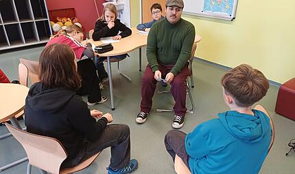 Sch&uuml;ler der Klasse 7d des Ernestinums interviewen Lars Jacon, Studierenden der Sozialen Arbeit, zum Thema Mobbing.