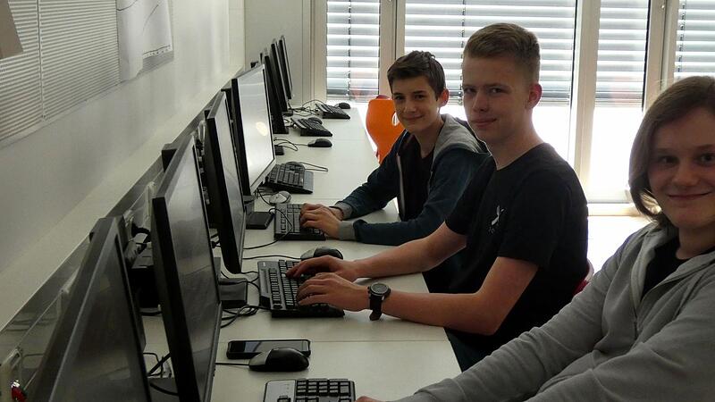 Hervorragend als Team schlugen sich die Ha&szlig;furter Gymnasiasten (von vorne) Nikolas Finke, Moritz Merkel und Felix Schuster bei der Hacking-Challenge der Hochschule Augsburg.