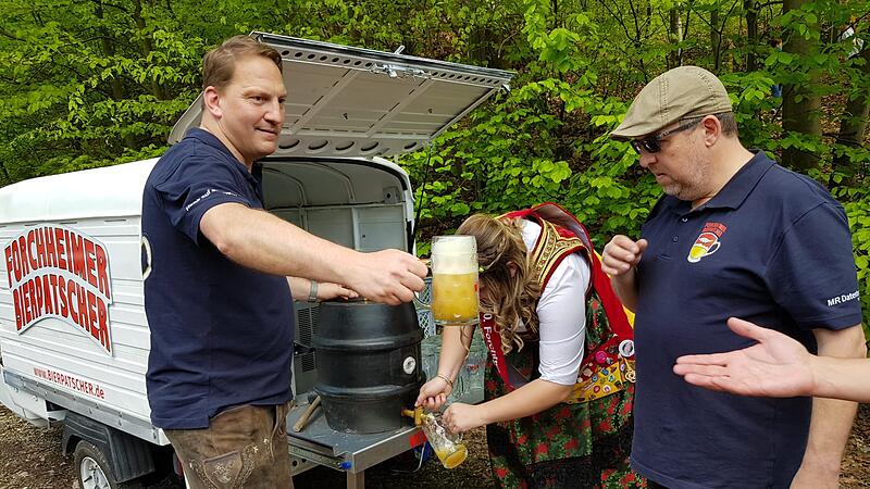 Die Bierpatscher in Aktion im Kellerwald mit ihrer zum Ausschankmobil umgebauten Piaggio Ape.Forchheim & Fränkische Schweiz Die Bierpatscher in Aktion im Kellerwald mit ihrer zum Ausschankmobil umgebauten Piaggio Ape.