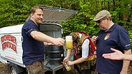 Die Bierpatscher in Aktion im Kellerwald mit ihrer zum Ausschankmobil umgebauten Piaggio Ape.