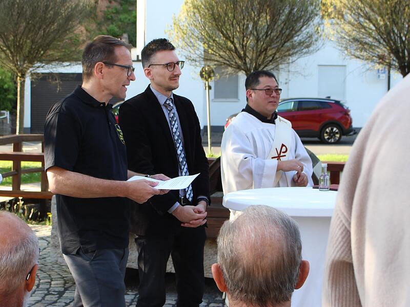 Verbunden mit der Stadt: Bürgermeister Jan Marberg (Mitte) und Diakon Kim Sell (rechts) bei der Einweihung des Kollergangs im Georgi-Kurpark in Bad Brückenau im Jahr 2025. Mit im Bild: Michael Schäfer (links). Michael Schäfer, Jan Marberg und Diakon Kim Sell (v.r.) bei der Einweihung des Kollergangs im Georgi-Kurpark in Bad Brückenau.