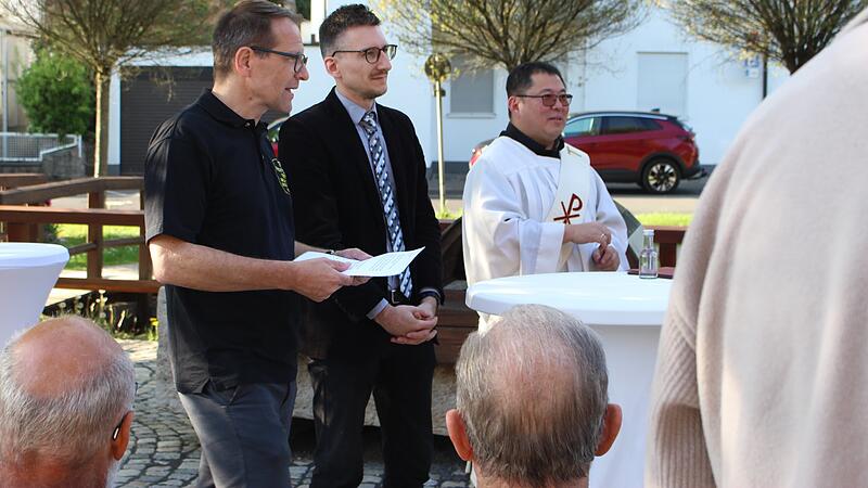 Michael Sch&auml;fer, Jan Marberg und Diakon Kim Sell (v.r.) bei der Einweihung des Kollergangs im Georgi-Kurpark in Bad Br&uuml;ckenau.