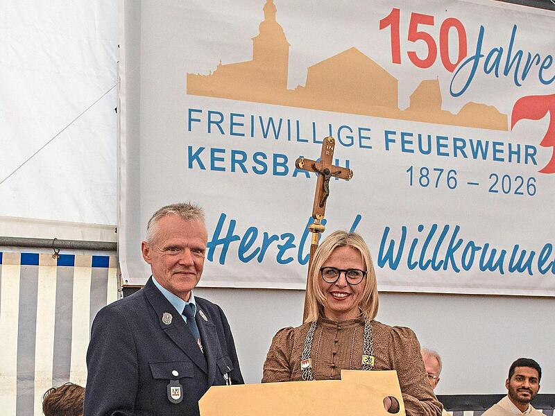 Oberbürgermeisterin Martina Hebendanz übergibt den Schlüssel an Kommandant Klaus Hoffmann. Oberbürgermeisterin Martina Hebendanz übergibt den Schlüssel an Kommandant Klaus Hoffmann.