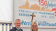 Oberb&uuml;rgermeisterin Martina Hebendanz &uuml;bergibt den Schl&uuml;ssel an Kommandant Klaus Hoffmann.