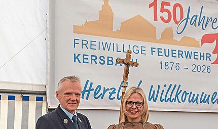 Oberbürgermeisterin Martina Hebendanz übergibt den Schlüssel an Kommandant Klaus Hoffmann. Oberbürgermeisterin Martina Hebendanz übergibt den Schlüssel an Kommandant Klaus Hoffmann.
