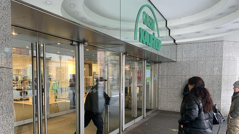 Der Kaufhof in Coburg am &bdquo;Tag danach&ldquo;: P&uuml;nktlich um 9.30 Uhr &ouml;ffnete am Dienstag eine Mitarbeiterin die Eingangst&uuml;ren zur Mohrenstra&szlig;e.