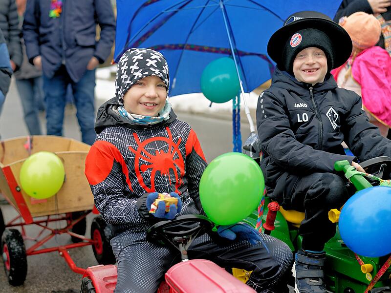 Trotz Schneefall herrschte beim Kinderfaschingsumzug in Ro&szlig;dorf eine super Stimmung.
