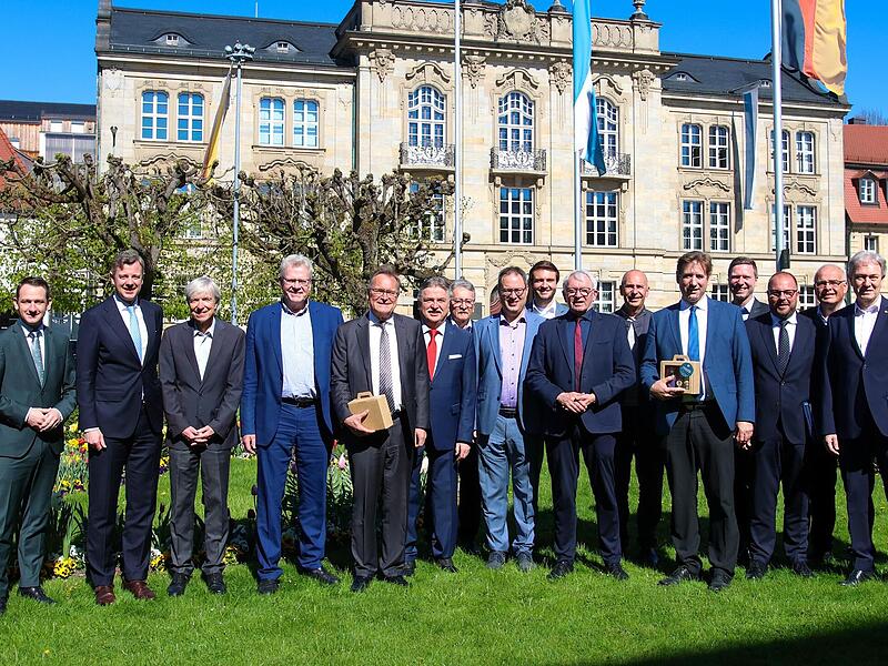 In Bayreuth versammelten sich die scheidenden sowie die neu eingef&uuml;hrten Mandatstr&auml;ger in Oberfranken zum Gruppenbild.