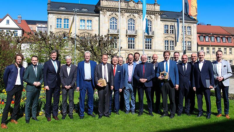 In Bayreuth versammelten sich die scheidenden sowie die neu eingef&uuml;hrten Mandatstr&auml;ger in Oberfranken zum Gruppenbild.