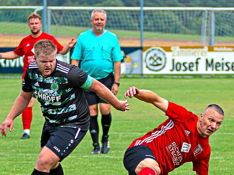 Der Nullachter Marek Szabelski, der zweimal traf, behauptet das Spielger&auml;t auch am Boden gegen den Lindauzer Kapit&auml;n Michel Dippold. Monika Limmer