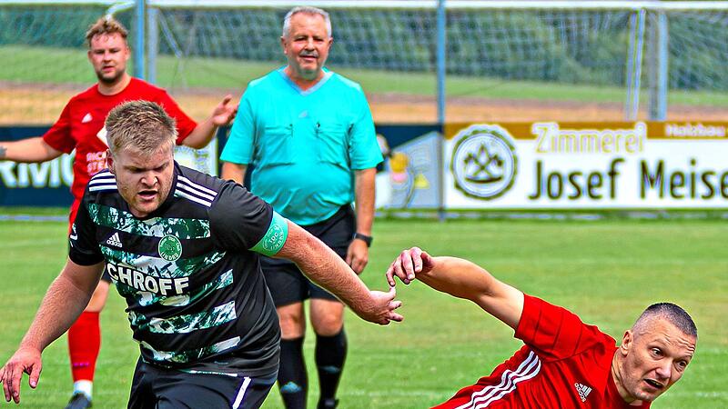 Der Nullachter Marek Szabelski, der zweimal traf, behauptet das Spielger&auml;t auch am Boden gegen den Lindauzer Kapit&auml;n Michel Dippold. Monika Limmer