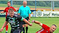 Der Nullachter Marek Szabelski, der zweimal traf, behauptet das Spielgerät auch am Boden gegen den Lindauzer Kapitän Michel Dippold. Monika Limmer Der Nullachter Marek Szabelski, der zweimal traf, behauptet das Spielgerät auch am Boden gegen den Lindauzer Kapitän Michel Dippold. Monika Limmer