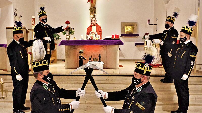 Der Knappenverein Stockheim und Umgebung war aktiv in den Gottesdienst zu Ehren der heiligen Barbara eingebunden. Mit im Bild Pfarrer Hans-Michael Dinkel