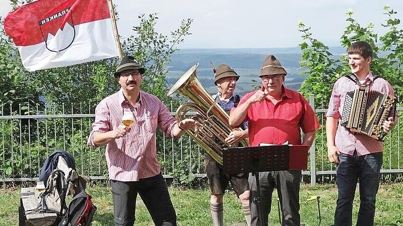 Uwe R&auml;dlein (links) mag&rsquo;s z&uuml;nftig. Hier verbindet er eine Wanderung auf den Burgberg von Bramberg mit einem Umtrunk und fr&auml;nkischer Blasmusik der &bdquo;Iwinner Wirtshaussschroller&ldquo;.