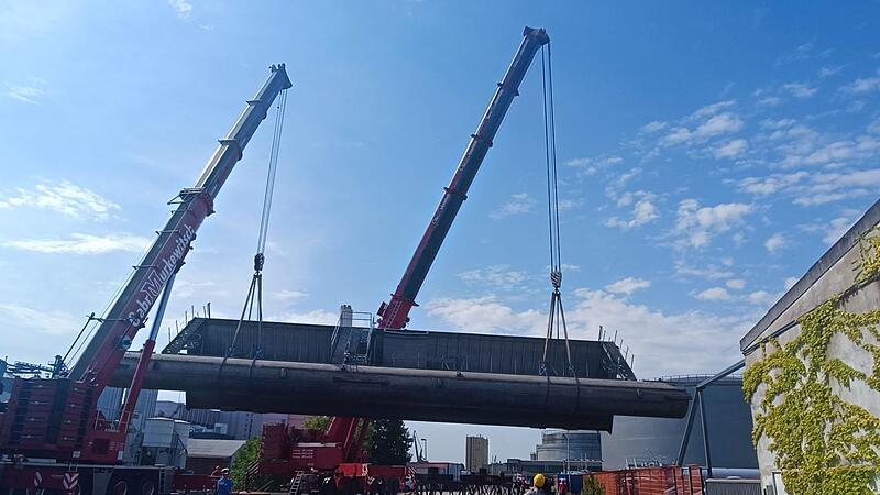 100 Tonnen am Haken: Mehrere Autokr&auml;ne waren n&ouml;tig, um den Verschluss im Hafen aus dem Wasser an Land zu hieven.
