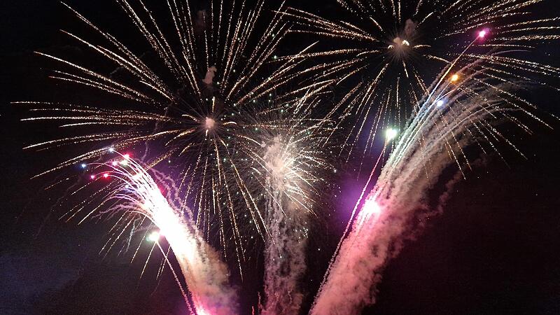 Ein Feuerwerk erstrahlt als bunte Pracht am Himmel