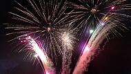 Ein Feuerwerk erstrahlt als bunte Pracht am Himmel