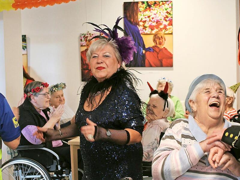 Sorgen f&uuml;r fr&ouml;hliche Gesichter beim Faschingscaf&eacute;: die verkleideten haupt- und ehrenamtlichen Mitarbeitenden vom Caritas-Seniorenheim Sankt Bruno.