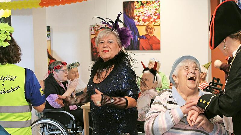 Sorgen für fröhliche Gesichter beim Faschingscafé: die verkleideten haupt- und ehrenamtlichen Mitarbeitenden vom Caritas-Seniorenheim Sankt Bruno. Sorgen für fröhliche Gesichter beim Faschingscafé: die verkleideten haupt- und ehrenamtlichen Mitarbeitenden vom Caritas-Seniorenheim Sankt Bruno.